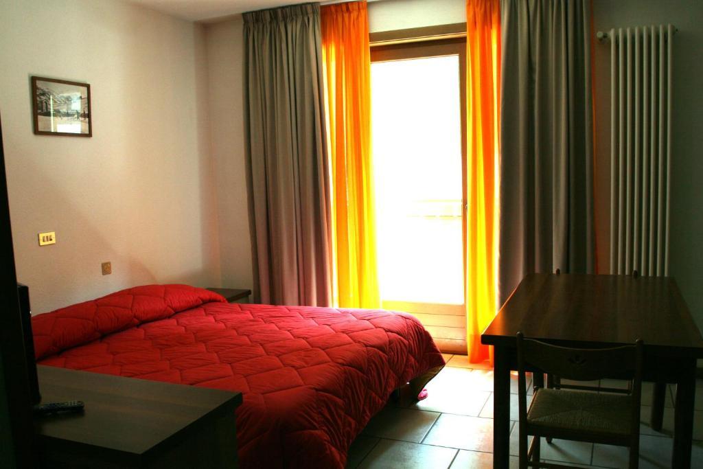 Residence Elga Valdisotto Pokoj fotografie